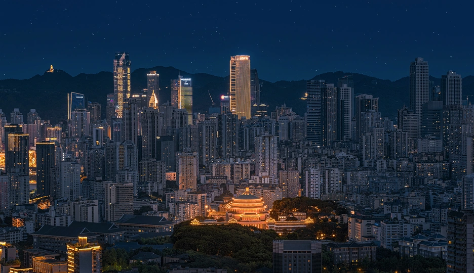 夜幕下的城市 天际线上点缀着亮起的摩天大楼。