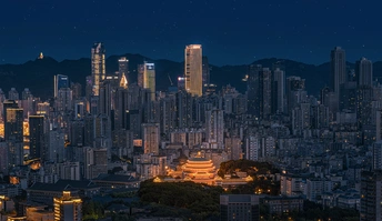 夜幕下的城市 天际线上点缀着亮起的摩天大楼。