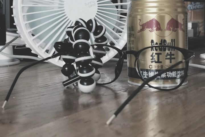 左眼纠缠，右眼无畏