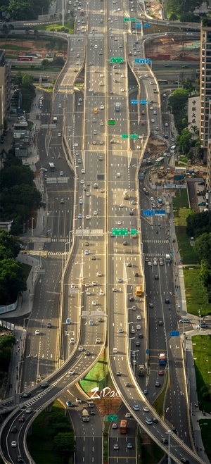 城市中的一条高速公路的 aerial view