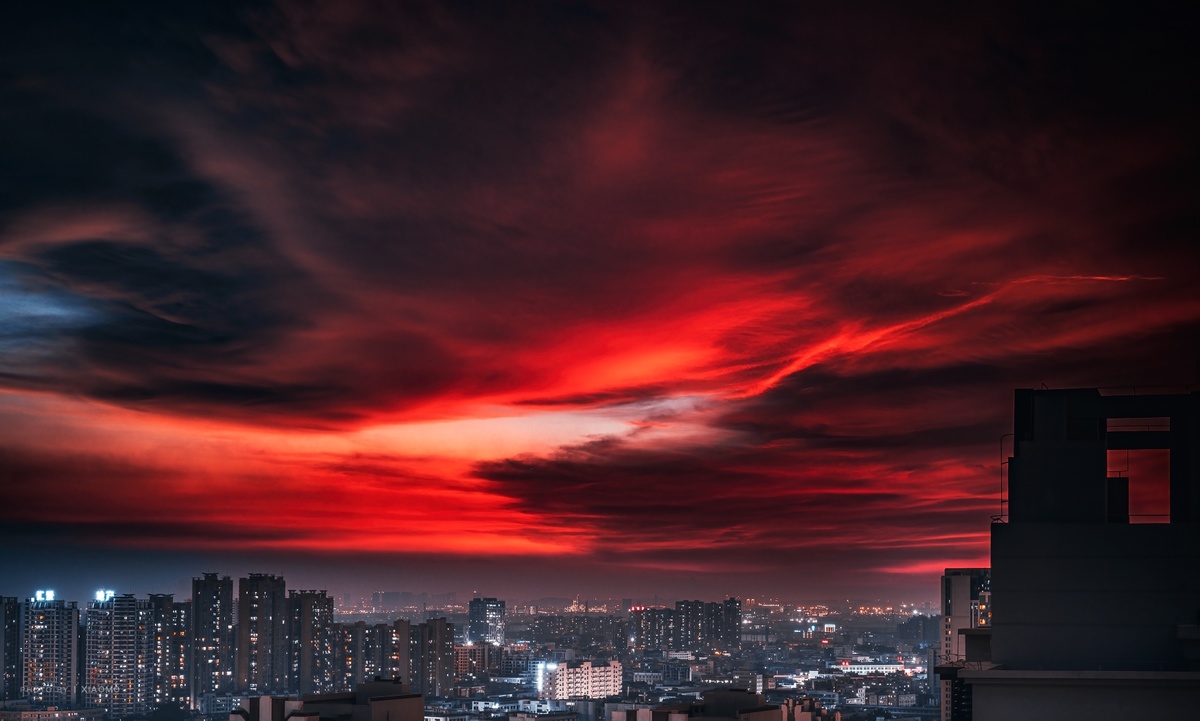 夜幕降临 天空中飘着红云的城市