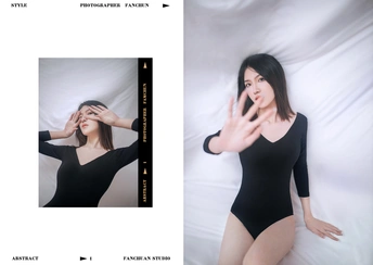 一张女人在床上摆姿势的黑白照片