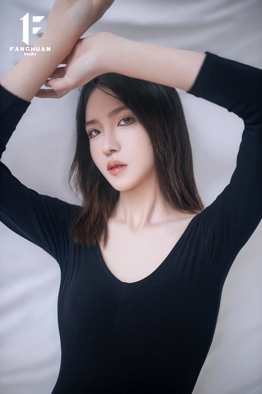 一个美丽的年轻女子的肖像 她的手在她的头发摆姿势