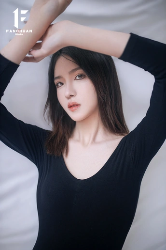 一个美丽的年轻女子的肖像 她的手在她的头发摆姿势