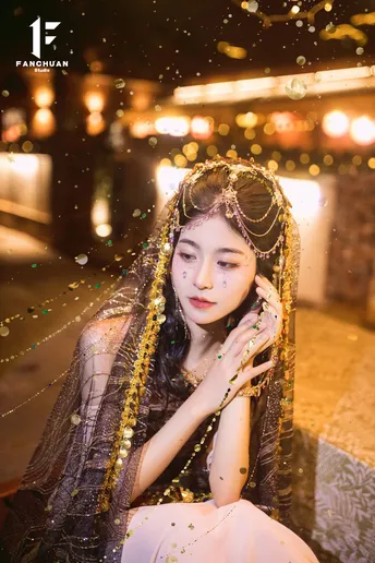 一个穿着打扮成人的女人 背景有灯光。