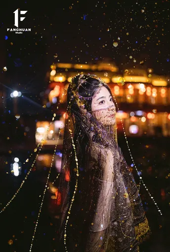 城市夜晚的女人