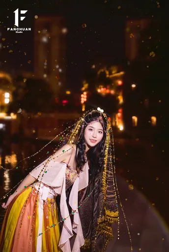 夜晚穿着传统服装的美丽女孩