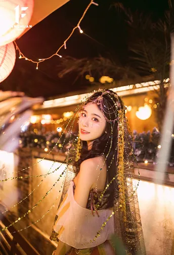 一个美丽的年轻女子晚上穿着婚纱