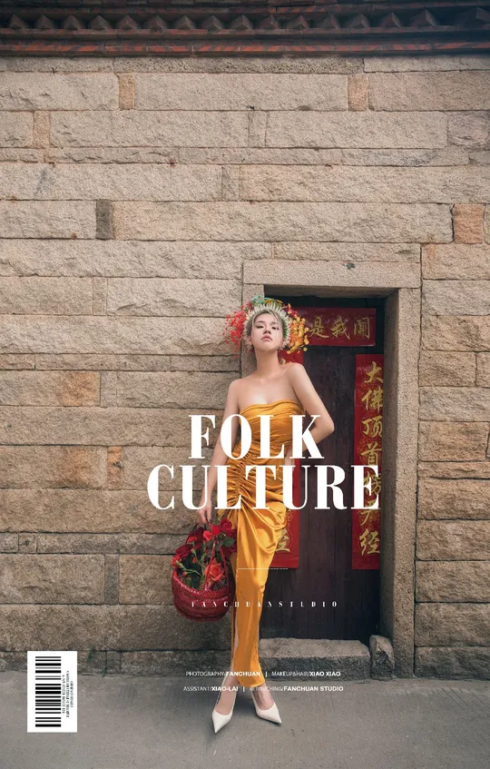 杂志封面上的一个女性站在一扇门前面