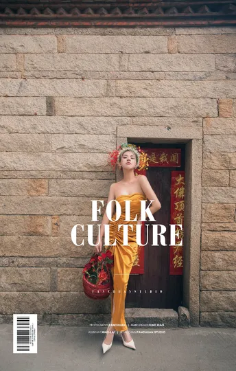 杂志封面上的一个女性站在一扇门前面