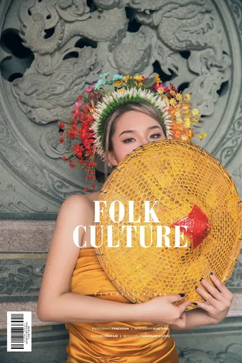 一本杂志封面上的女人带着帽子