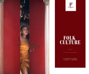 一位站在红色书前的女人