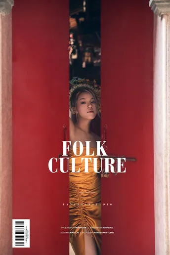 杂志封面上的一个穿着纱笼的女人