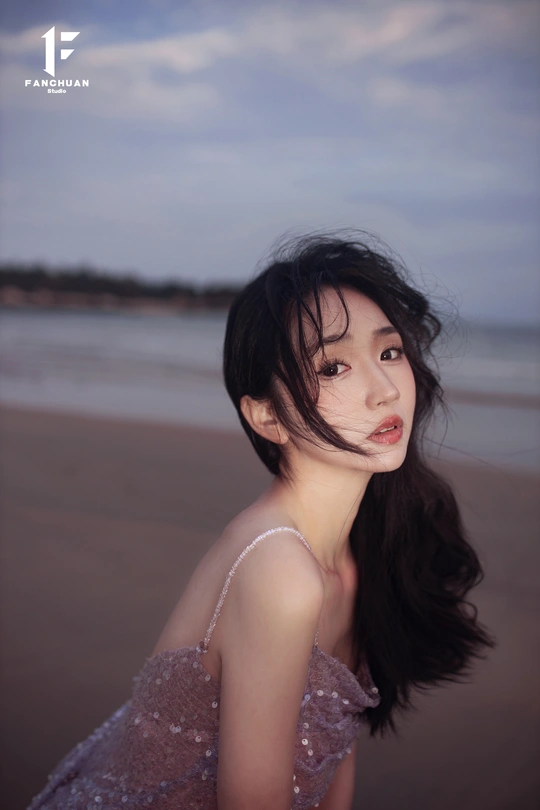 一位年轻女子在海滩上的肖像