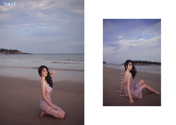 一位穿着连衣裙的女人坐在海滩上的沙子上 另一张照片是一个女孩坐在地上。