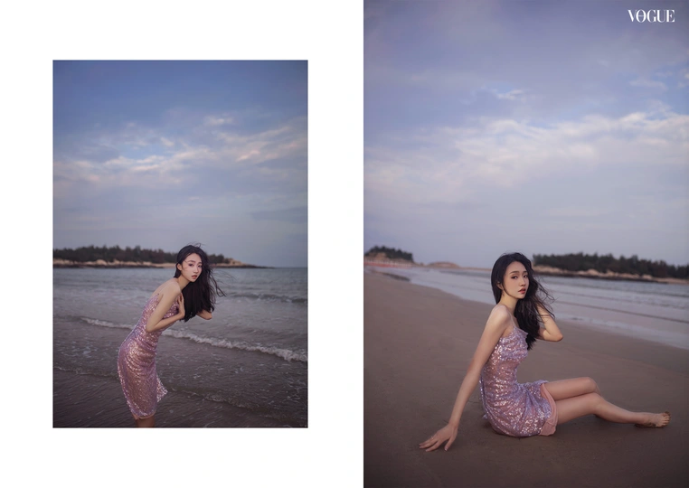 一位穿着连衣裙的女子在海滩上摆姿势