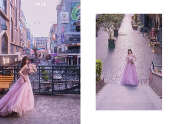 一位穿着粉红色连衣裙拖尾站在街中央的美女 另一位穿着紫罗兰色连衣裙和花的女人。