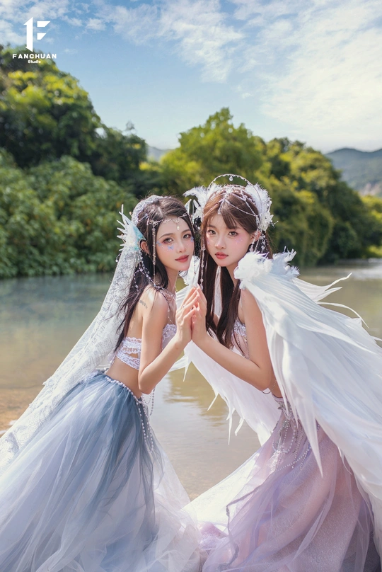 白衣女孩在水中