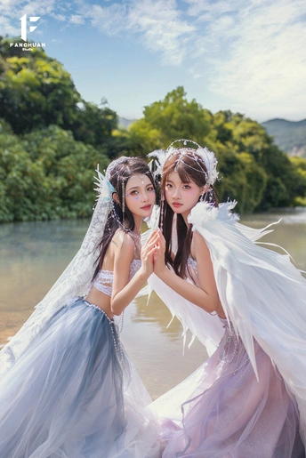 白衣女孩在水中