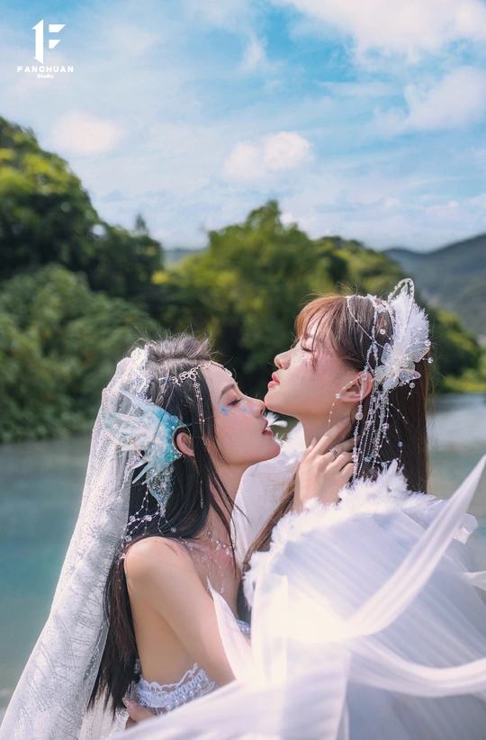 新娘和新郎在婚礼上亲吻湖边