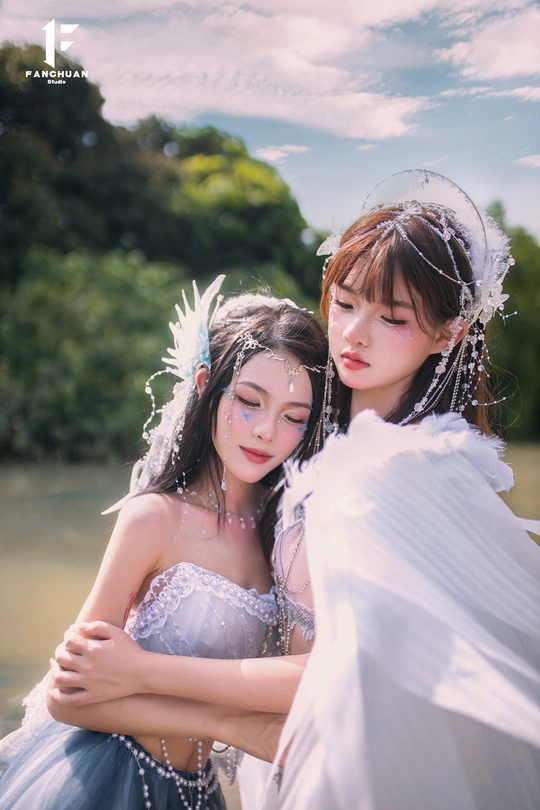 一位戴着面纱的新娘模样的女人在水边