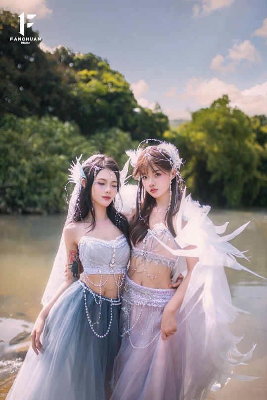 女孩们穿着服装在水里涉水