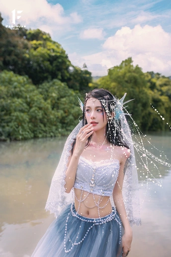 河边的蓝色连衣裙女子