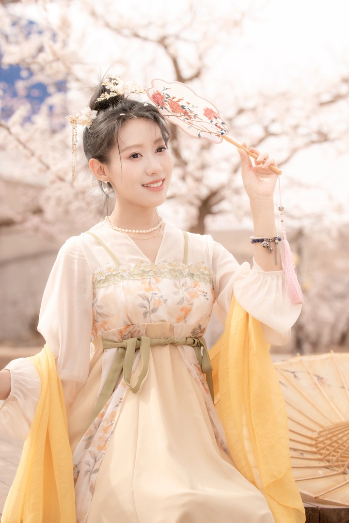 杏花下的汉服