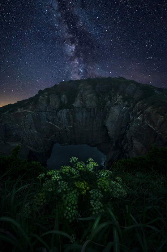 天空中有星星的夜晚的山