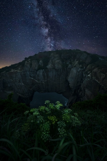 天空中有星星的夜晚的山