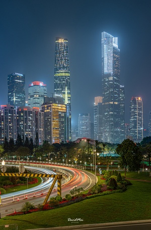 夜晚的城市 高楼大厦和轻交通