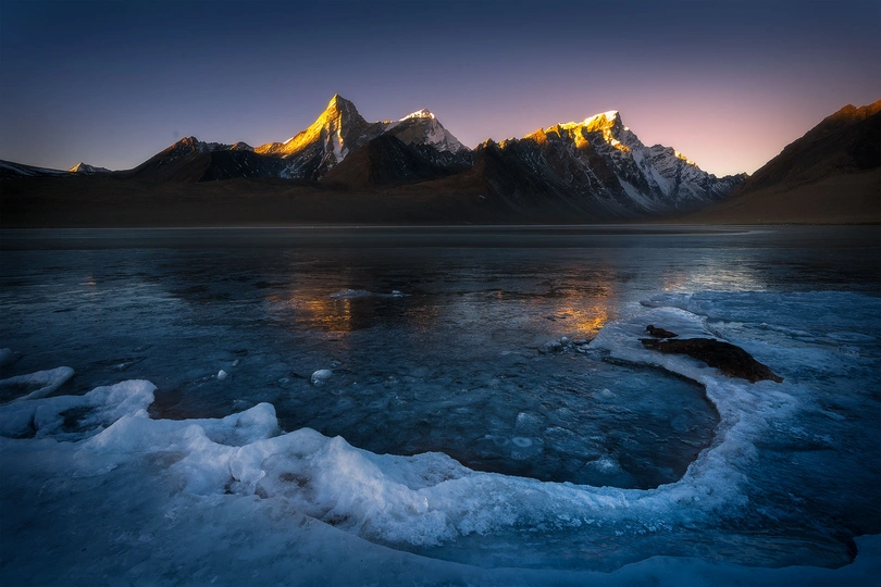 冰封的湖 背景是照亮的山脉