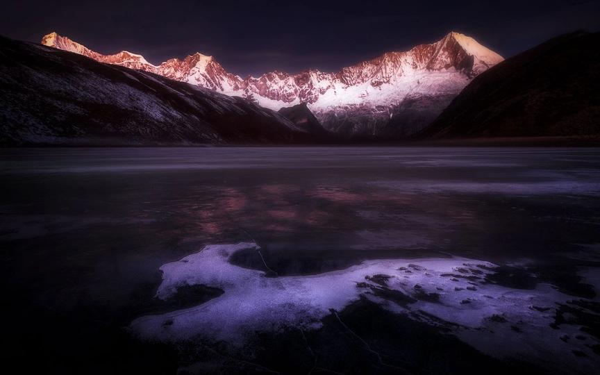 夜晚照亮了一个雪山的范围