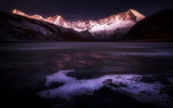 夜晚照亮了一个雪山的范围