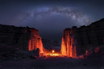 沙漠之夜 营火点燃 星空璀璨。
