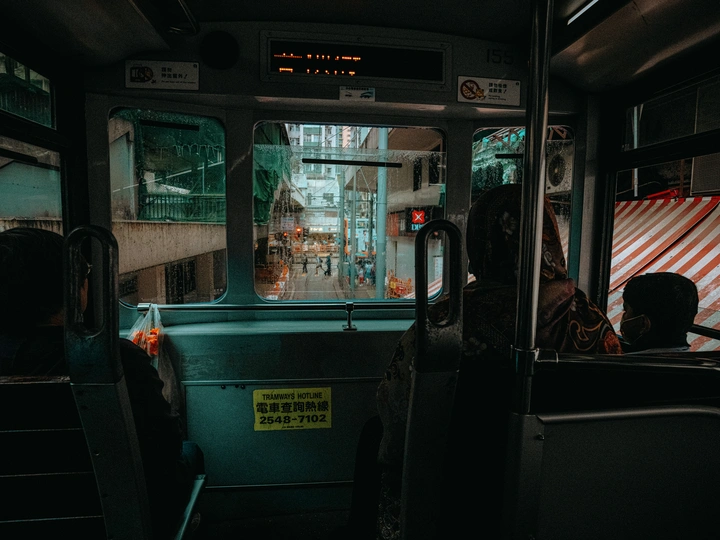 夜晚的黑暗公交车上 一个人坐在乘客座位上。