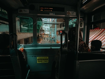 夜晚的黑暗公交车上 一个人坐在乘客座位上。