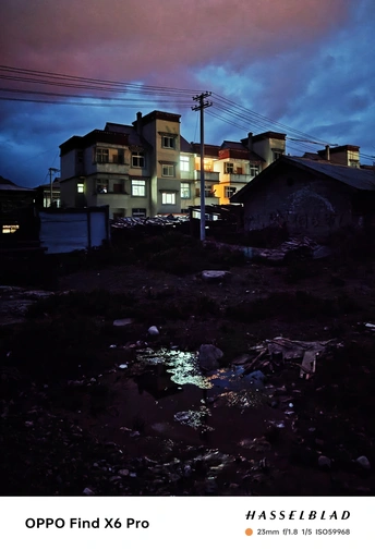 夜晚的城市 有河流和发光的建筑物。