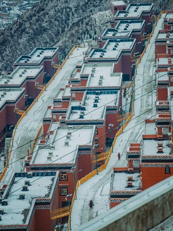 雪中的红屋顶城市