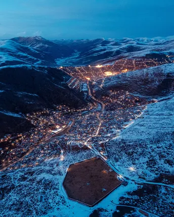 雪山上夜景中的城市