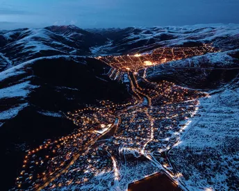 雪山上月亮照亮的城市夜景