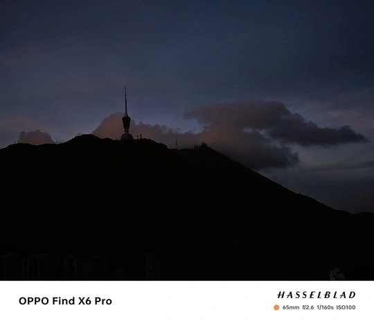 山顶有塔的山的黄昏或夜晚 天空中云朵