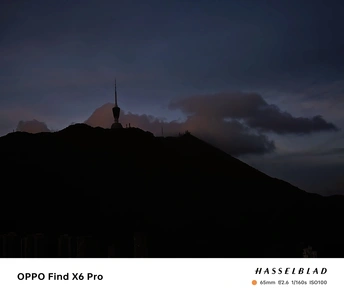 山顶有塔的山的黄昏或夜晚 天空中云朵