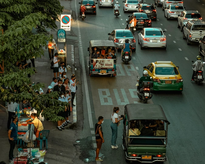 一条拥挤的城市街道 充满了许多汽车和行人。