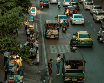 一条拥挤的城市街道 充满了许多汽车和行人。