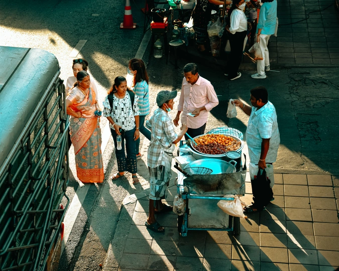 一些人在人行道上靠近食物站着