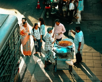 一些人在人行道上靠近食物站着