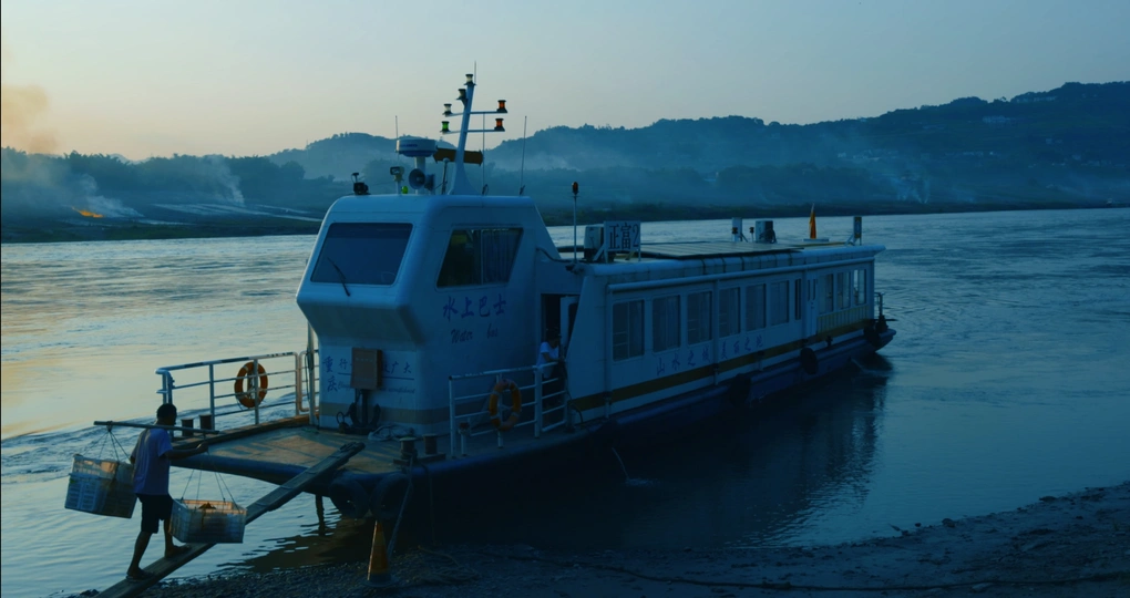 大型水域中的一艘小船 人们站在码头上