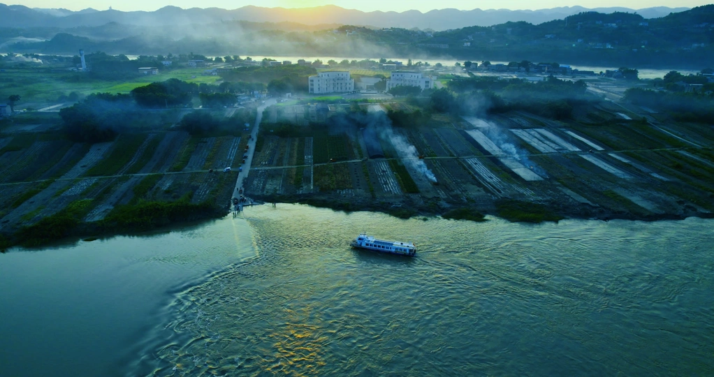 一艘小船漂浮在一片大型水体上