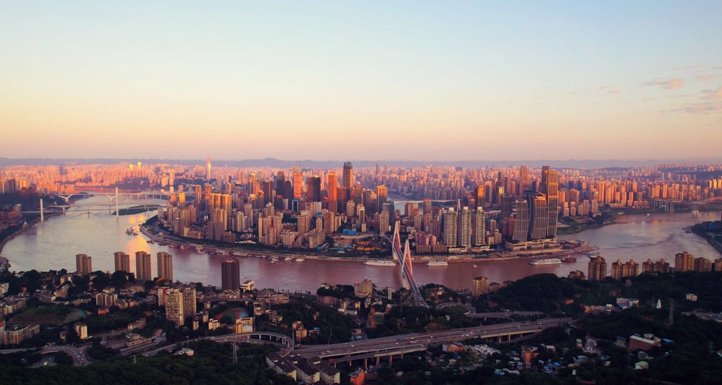 夕阳下的一条大河旁边的城市